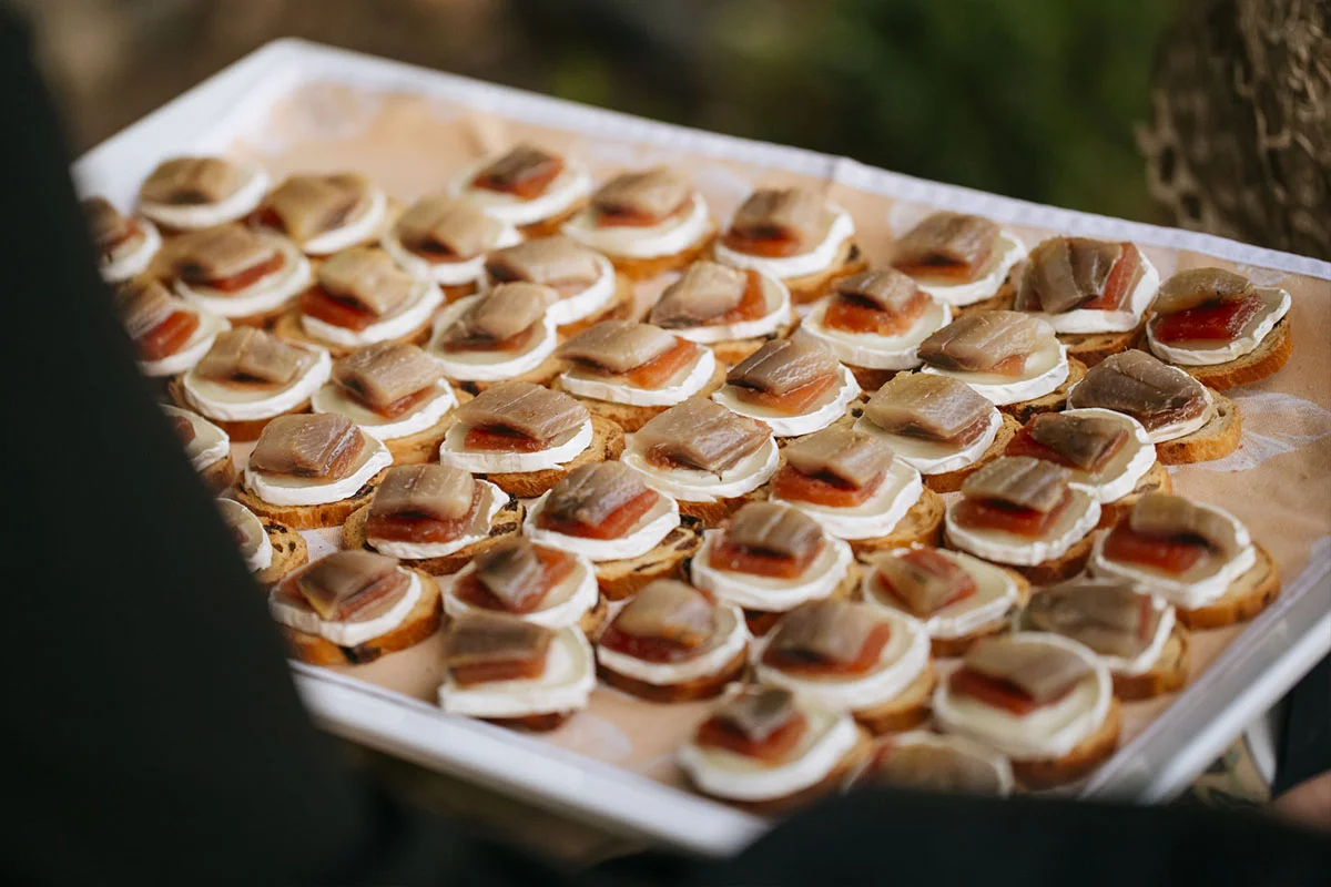 Bandeja con varios aperitivos tipo cóctel preparado para coger en un evento de empresa