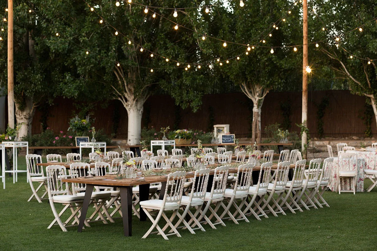 Montaje para celebración de evento en jardín realizado por catering alameda