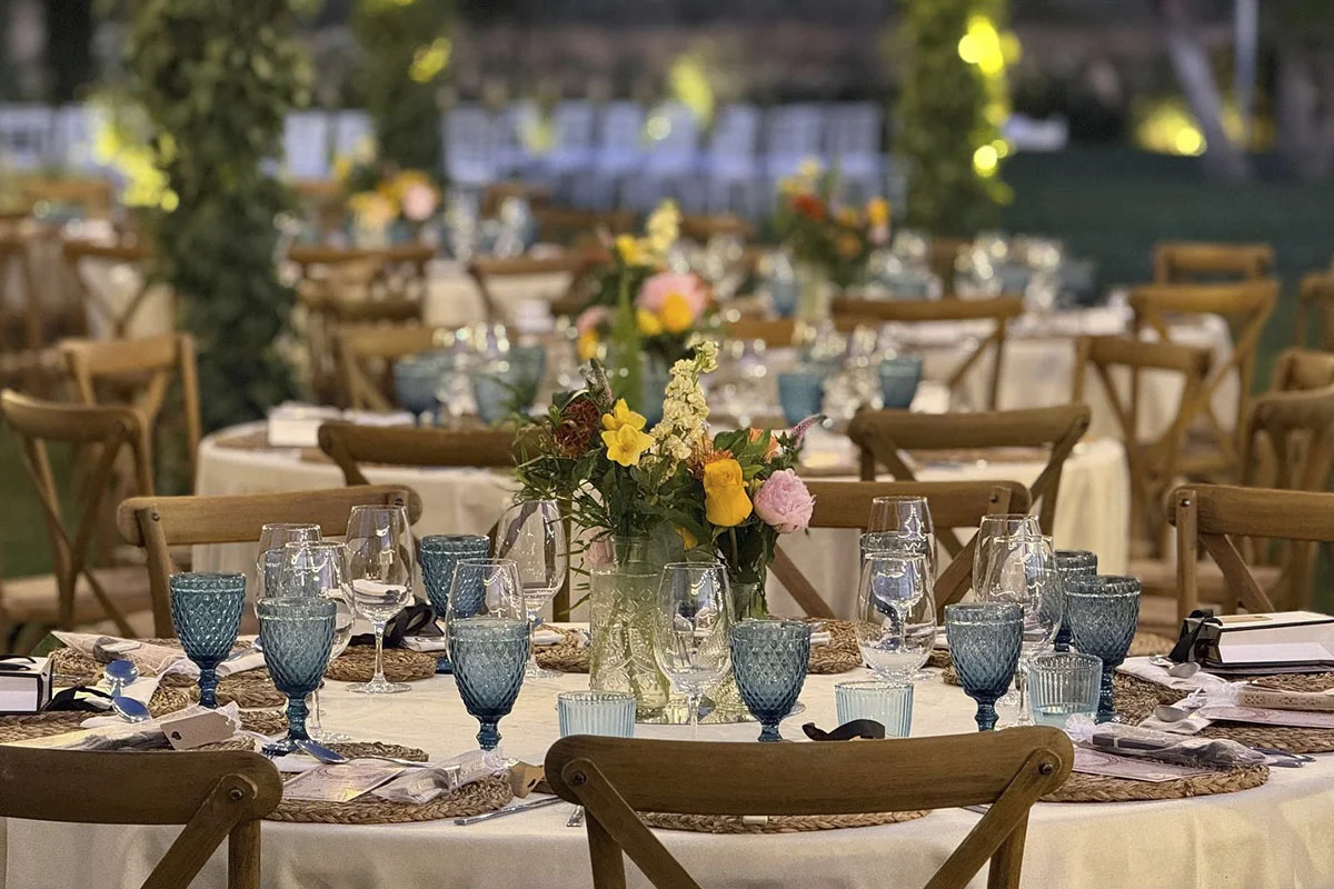 Mesas en formato banquete en evento realizado por Aitor Pozuelo en Granada
