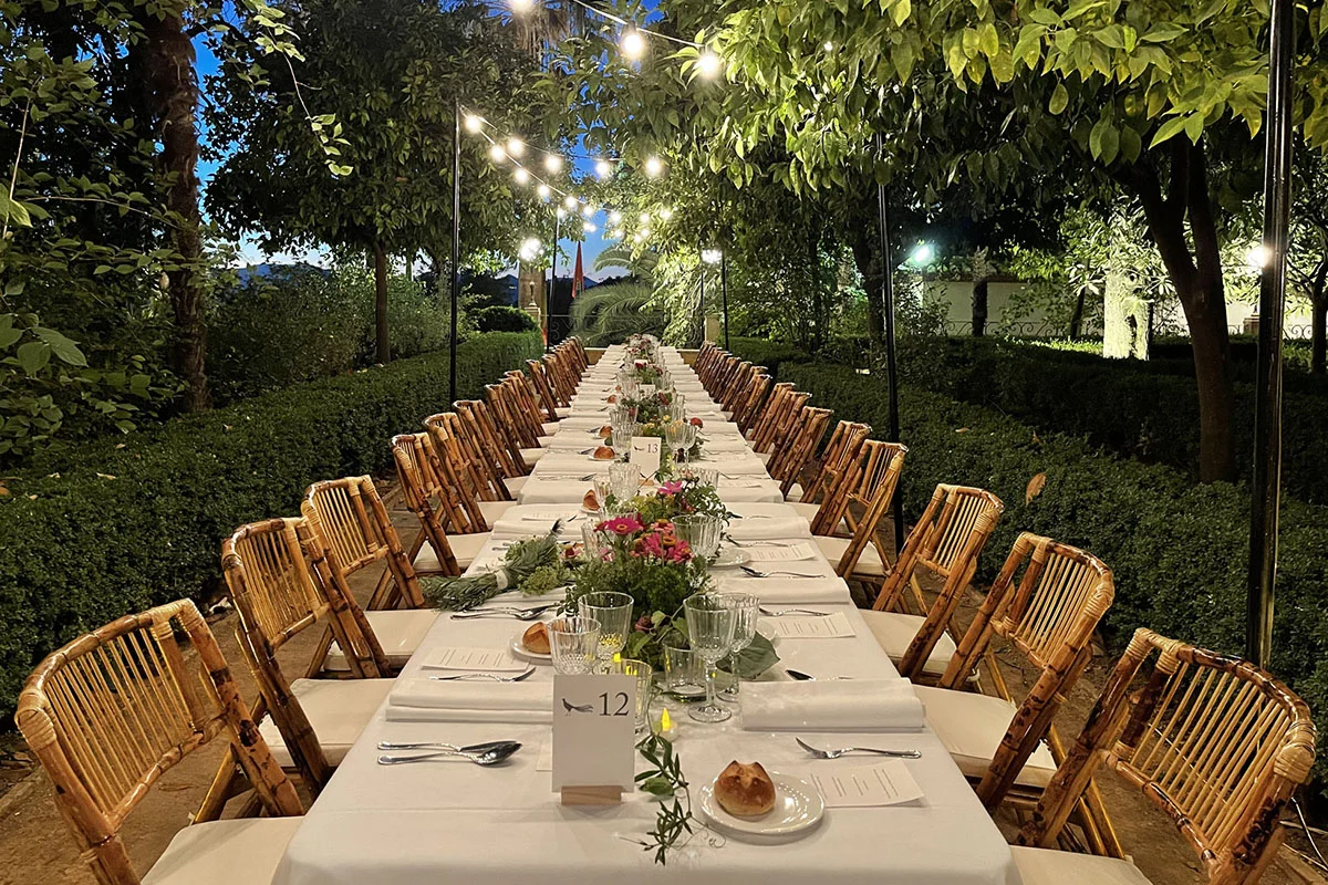 Banquete en jardines de Granada con el servicio de catering de Ruta del Veleta