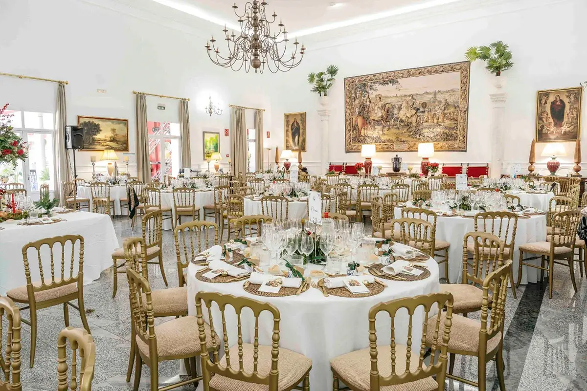 Mesas y sillas preparadas para celebración de banquete en el salón de eventos de Huerta del sello