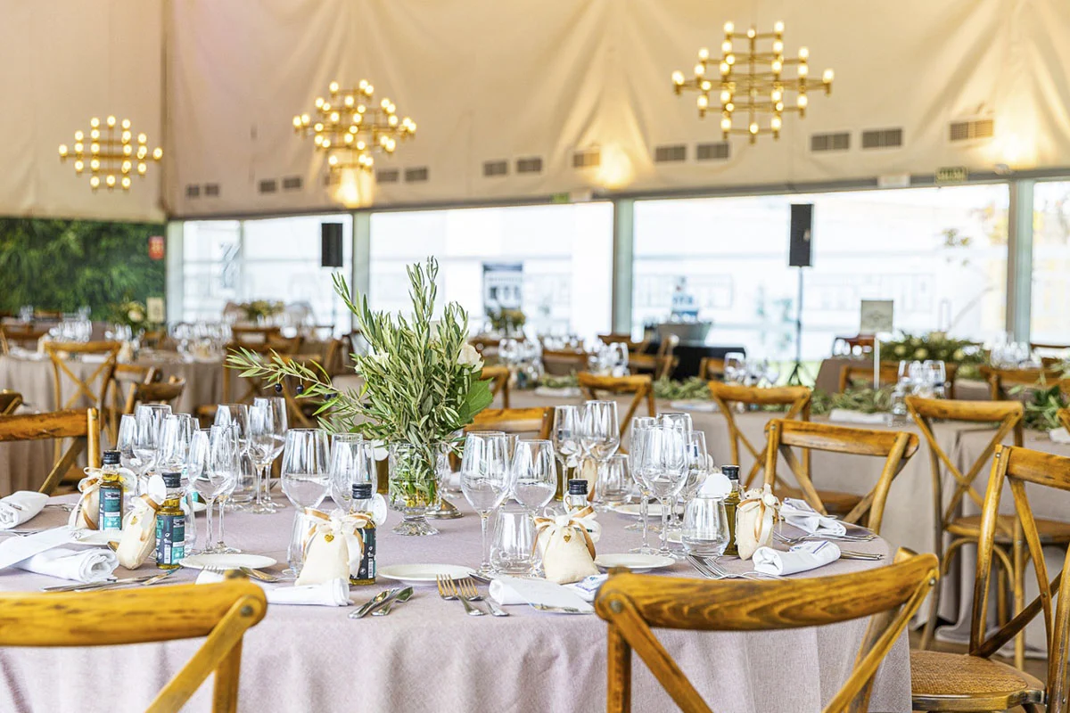 Mesas preparada para celebración de banquete en la sala de cristal de La Marquesa