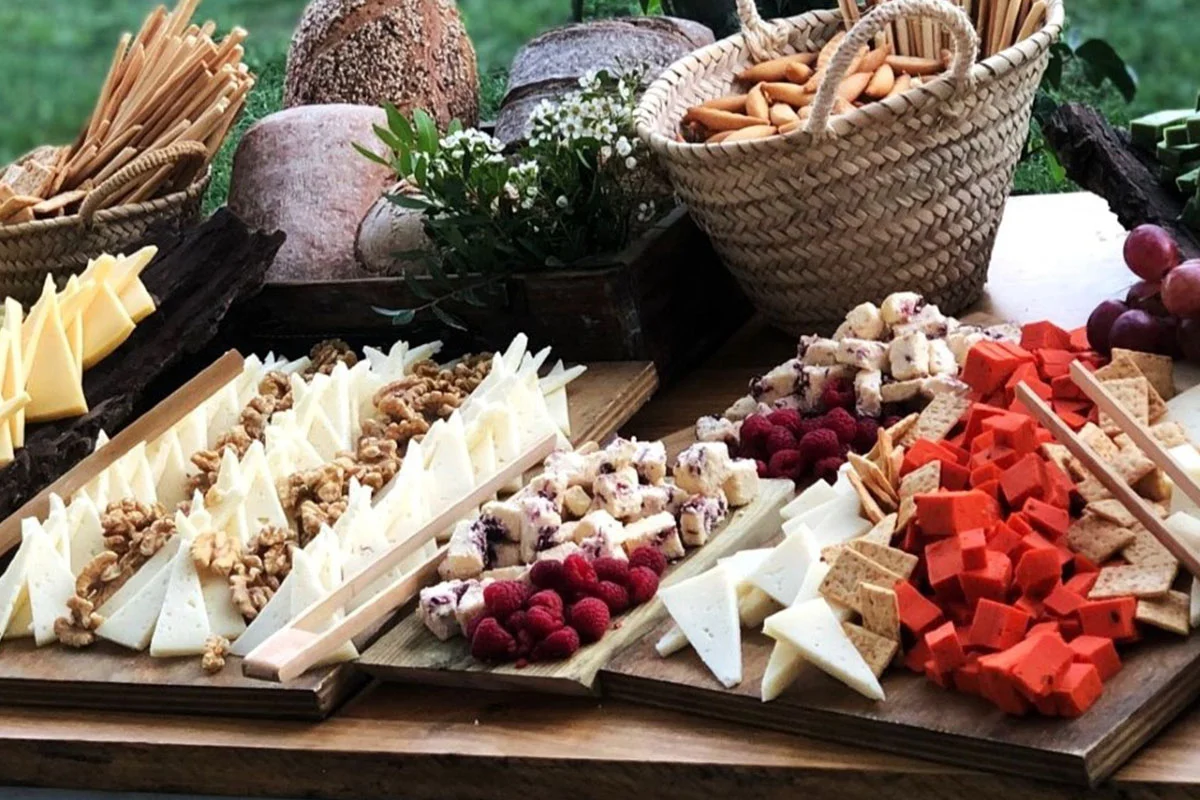 Buffet con diferentes tipos de quesos para evento realizado por el catering Aitor Pozuelo