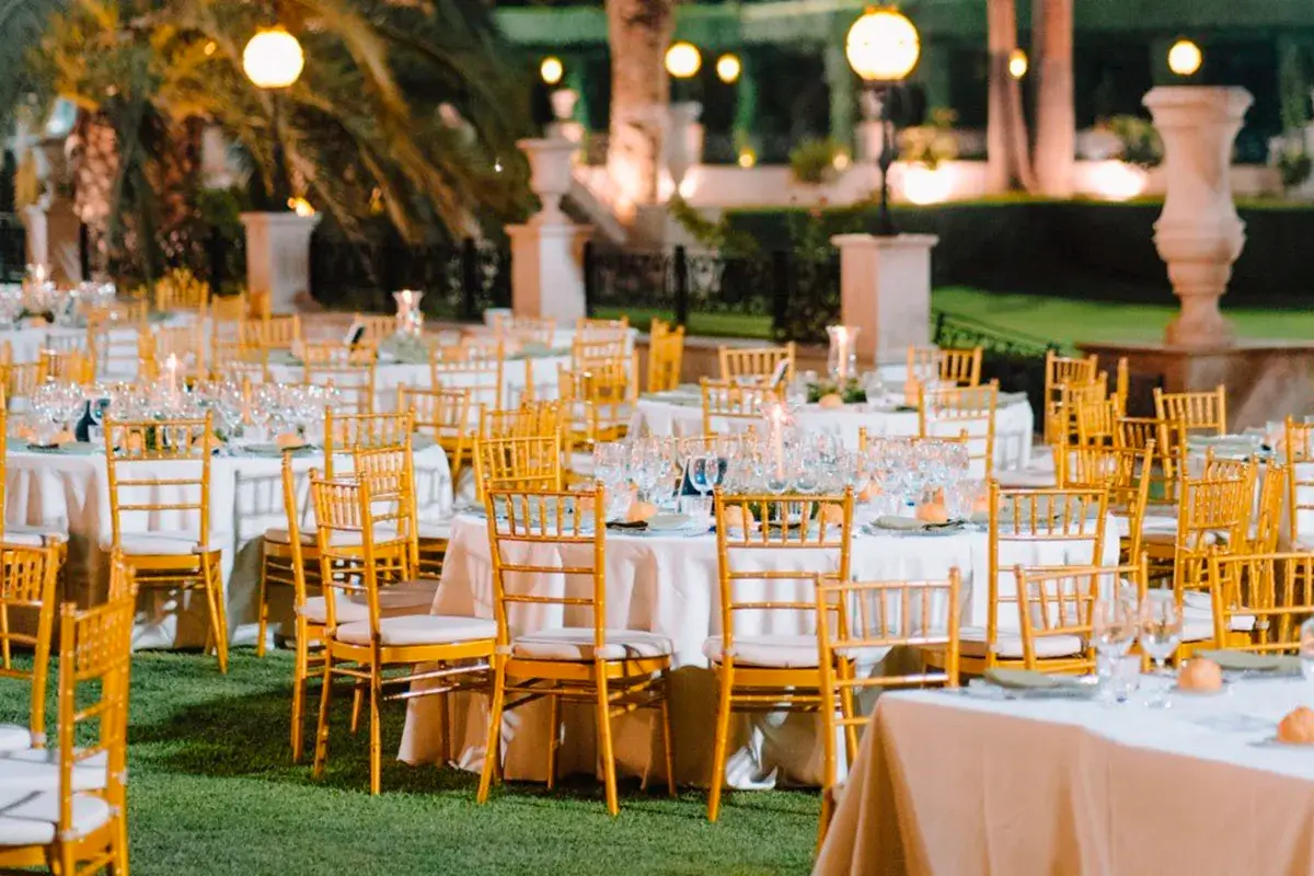 Mesas preparadas para celebración de cena de gala en jardines de Granada realizado por Velázquez Catering