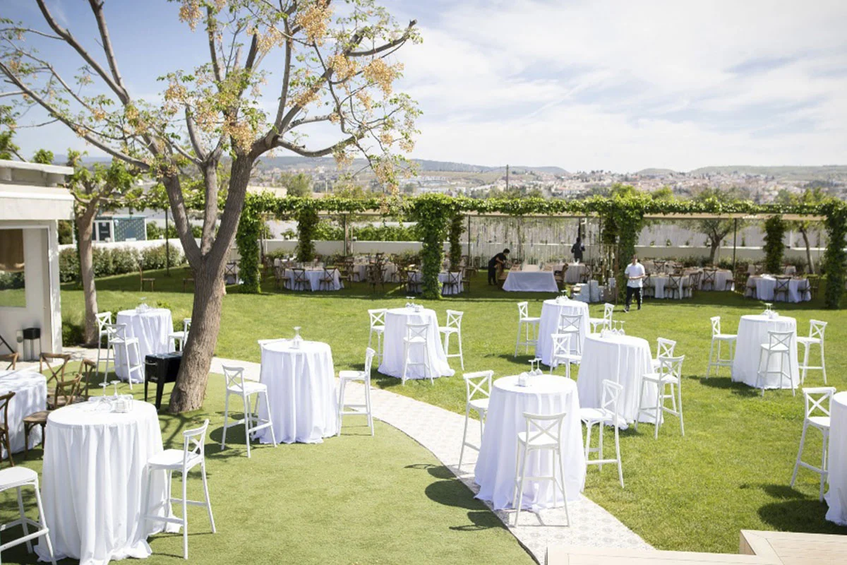 Mesas preparada para celebración de cóctel en Granada por Aitor Pozuelo Catering