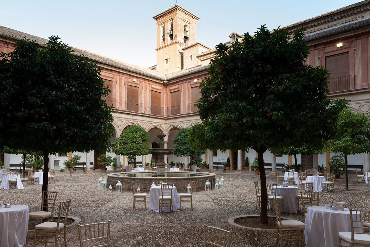 Montaje para evento realizado por Alameda Catering en patio interior de un edificio de Granad