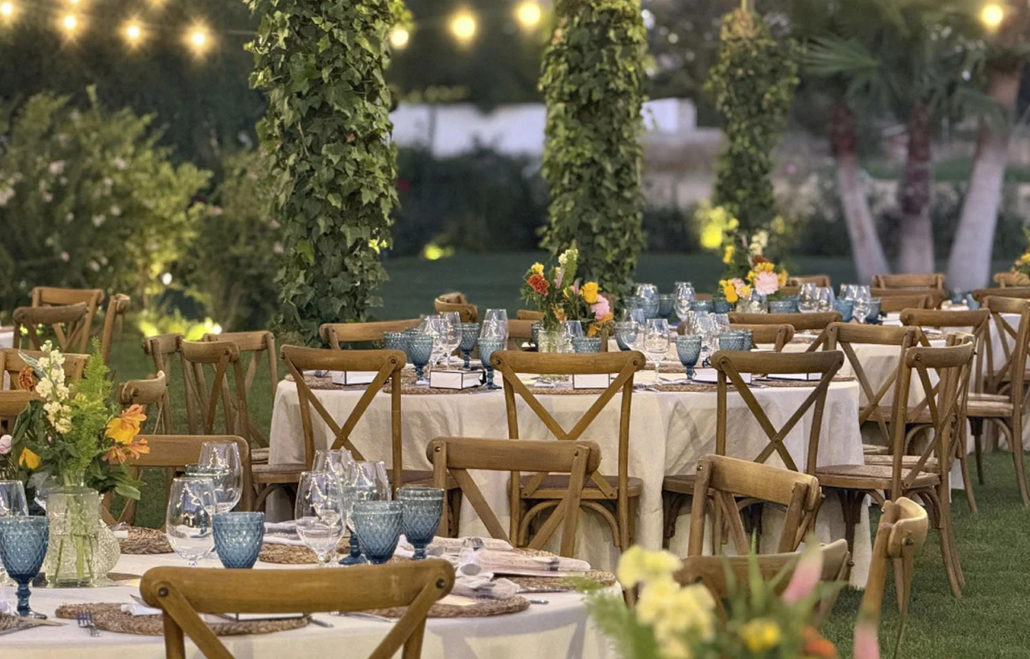 Mesas para banquete preparadas para evento al aire libre en Granada por Aitor Pozuelo Catering