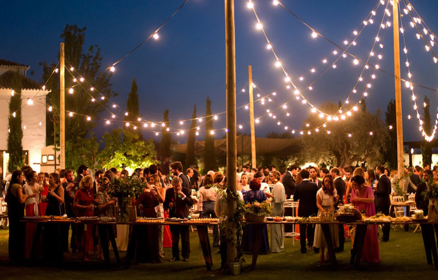 Evento al aire libre realizado por la noche en los jardines de un palacete en Granada