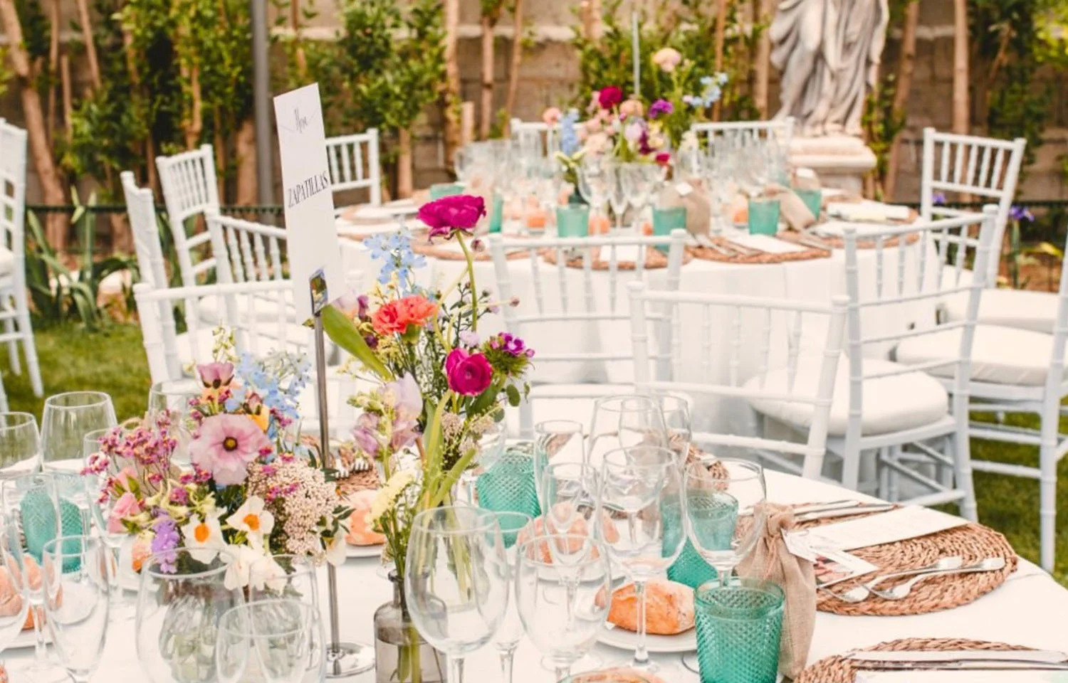Mesas de un evento en jardines de Granada realizado por Catering Ibagar
