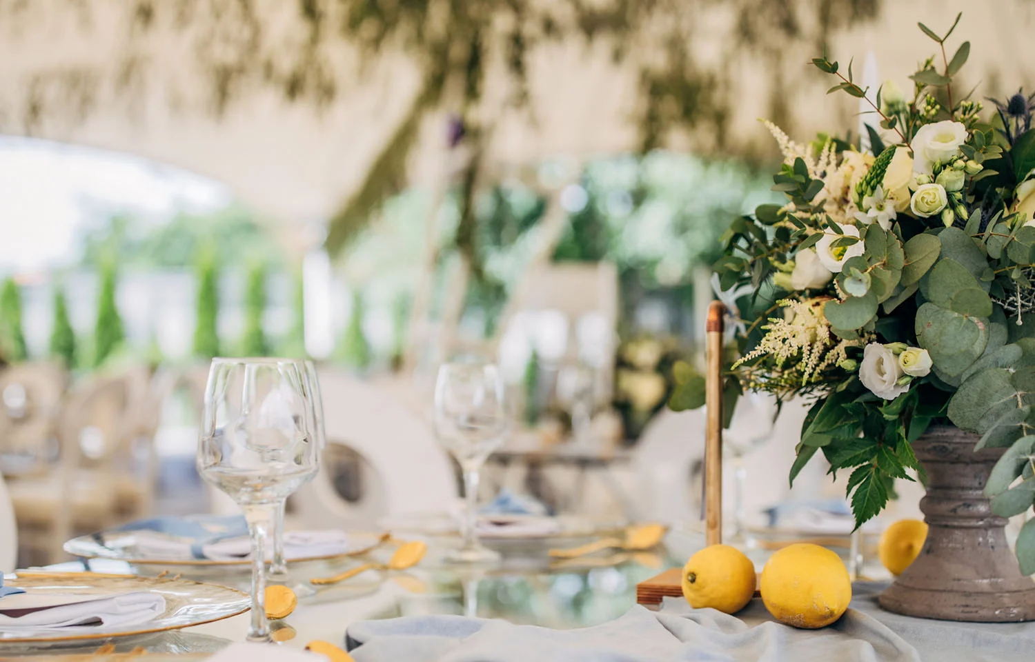 Mesa preparada para la celebración de un evento de Catering Velgar