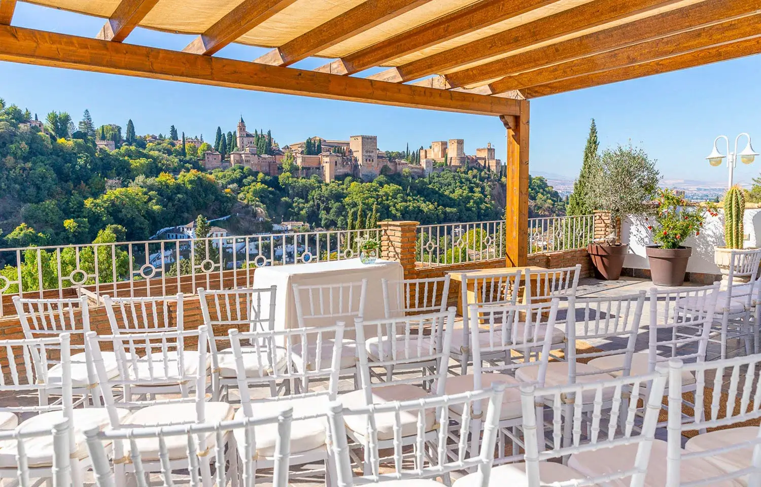 Disposición de sillas para invitados con vistas a la Alhambra de Granada en la terraza de El Camborio