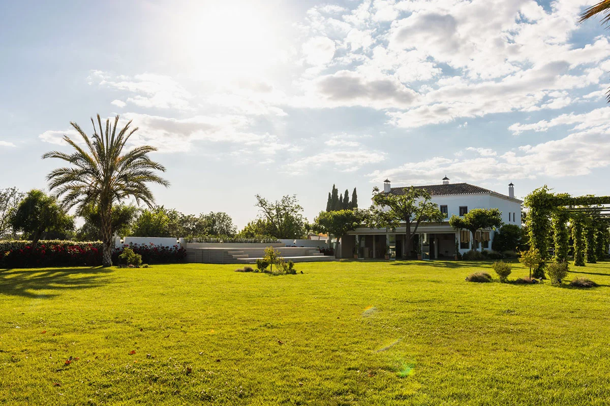 Vista de jardines junto al edificio del cortijo El Maizal