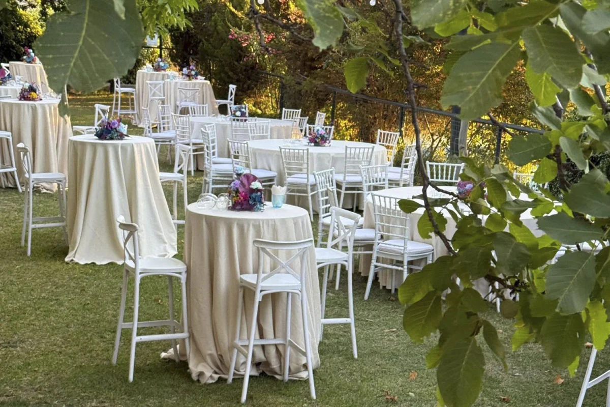 Mesas para cóctel y banquete en un evento celebrado al aire libre en Granada por el catering Aitor Pozuelo