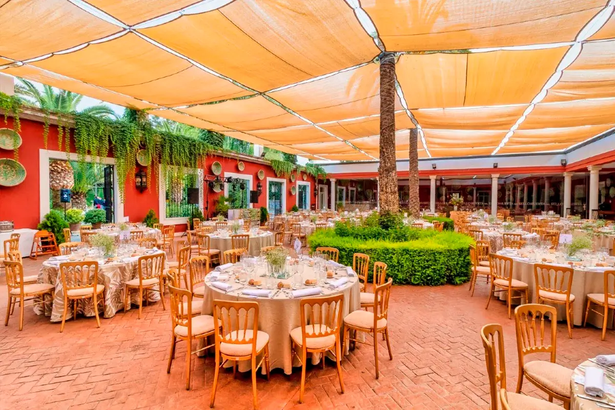 Montaje de mesas para cena de gala en patio interior de Huerta del Sello
