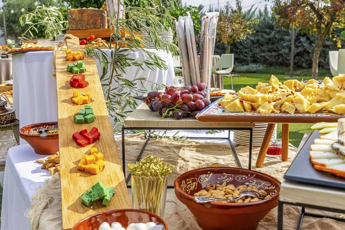 Buffet de quesos en evento corporativo Selección de quesos con una presentación muy cuidada elaborada por Abades Catering para evento al aire libre