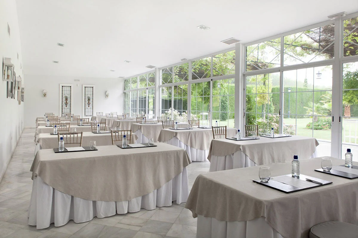 Montaje de mesas y sillas en formato escuela para un evento de empresa realizado por Alameda Catering