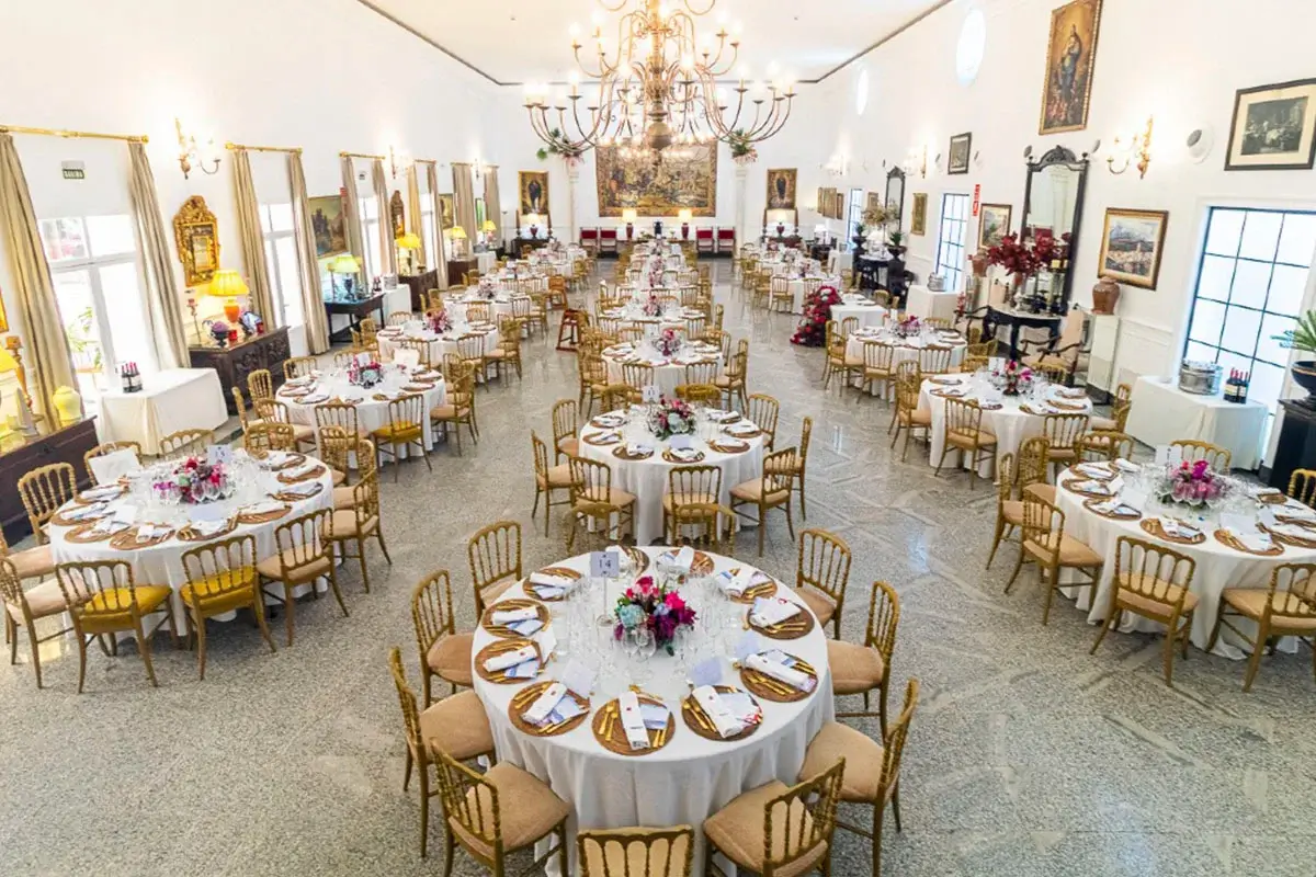 Montaje banquete para 400 invitados en salón de celebraciones de Huerta del Sello