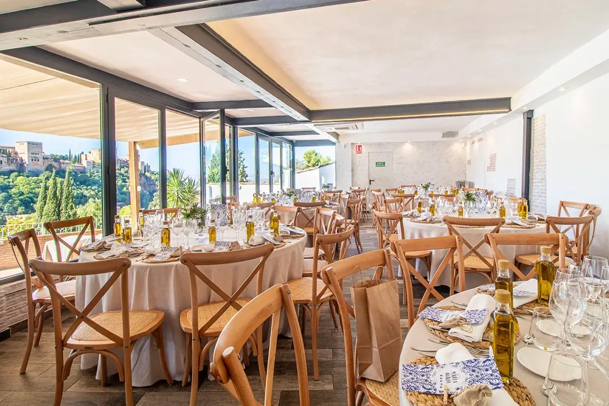 Banquete de empresa en salón de celebraciones con vistas a la Alhambra en El Camborio