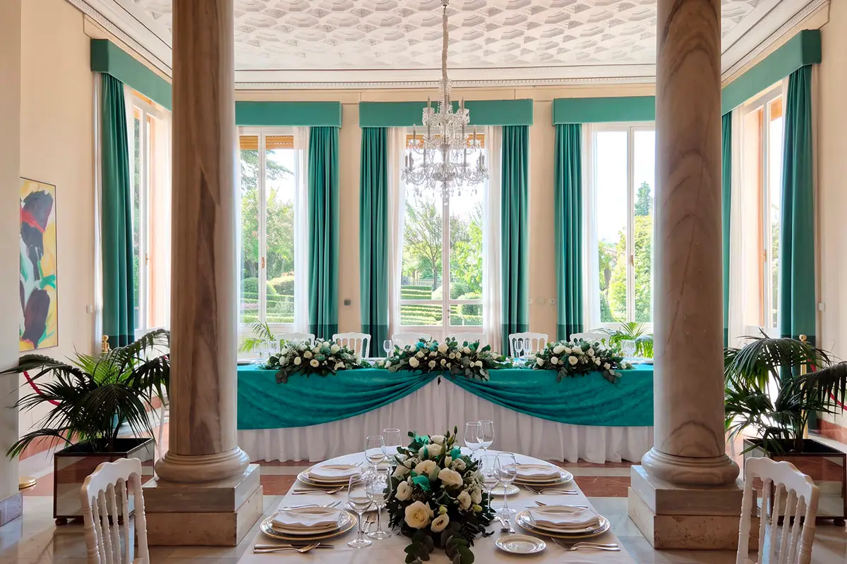 Acto institucional realizado en Quinta Alegre Montaje de mesa imperial en el salón principal del Palacio de Quinta Alegre para albergar un acto institucional