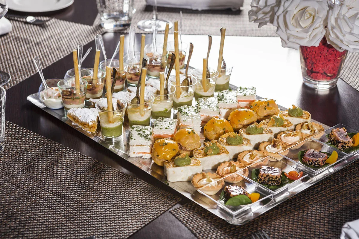 Bandeja cóctel con aperitivos Bandeja cóctel con aperitivos para eventos
