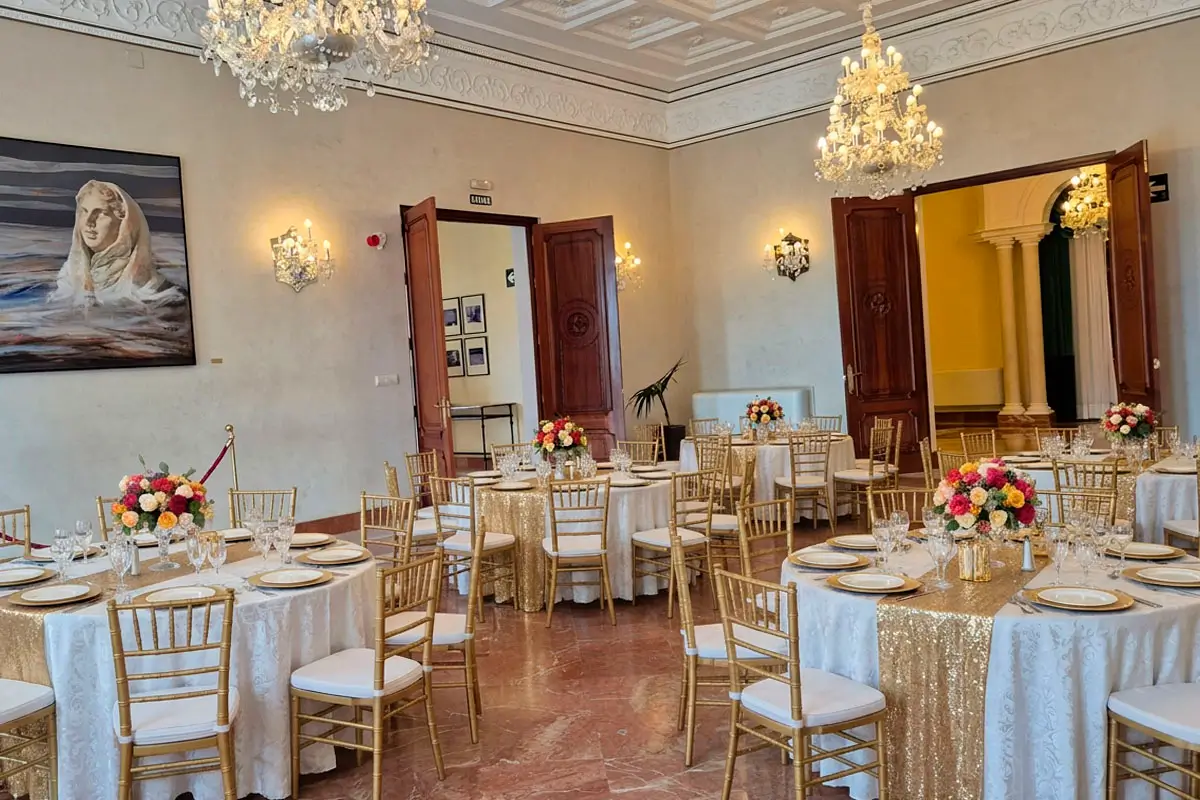 Salón para eventos en el Palacio de Quinta Alegre Salón preparado para banquete en el interior del Palacio de Quinta Alegre
