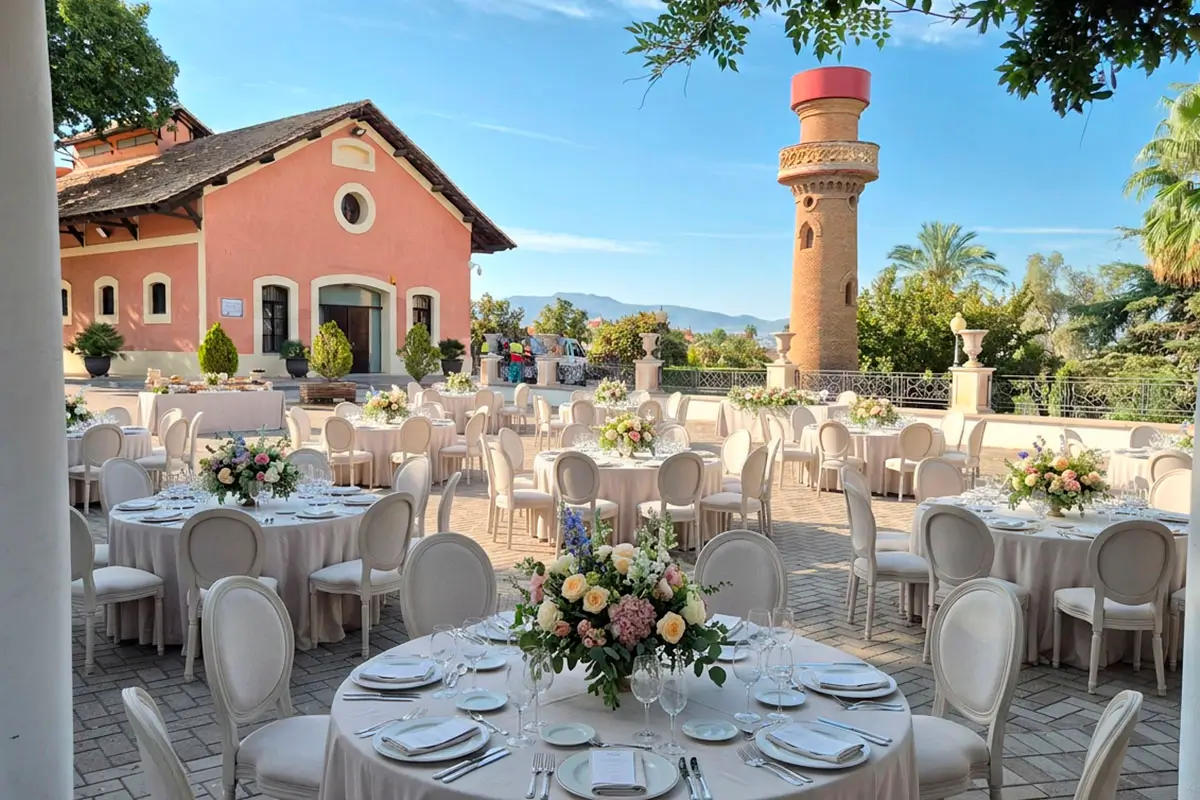Cena de gala en Palacio de Quinta Alegre Montaje de mesas para celebrar banquete en una cena de gala empresarial al aire libre en el Palacio de Quinta Alegre