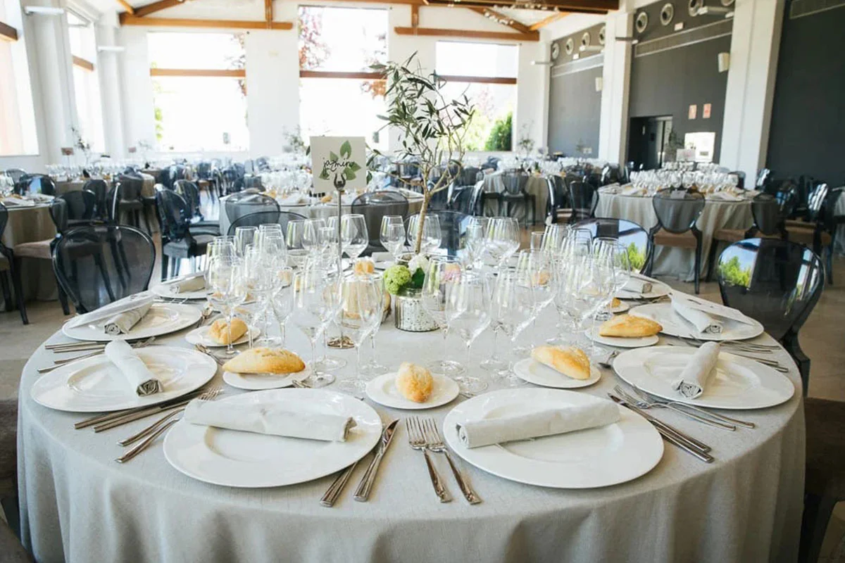 Banquete en Hacienda Señorío de Nevada Salón principal preparado con mesas para banquete en la Hacienda Señorío de Nevada