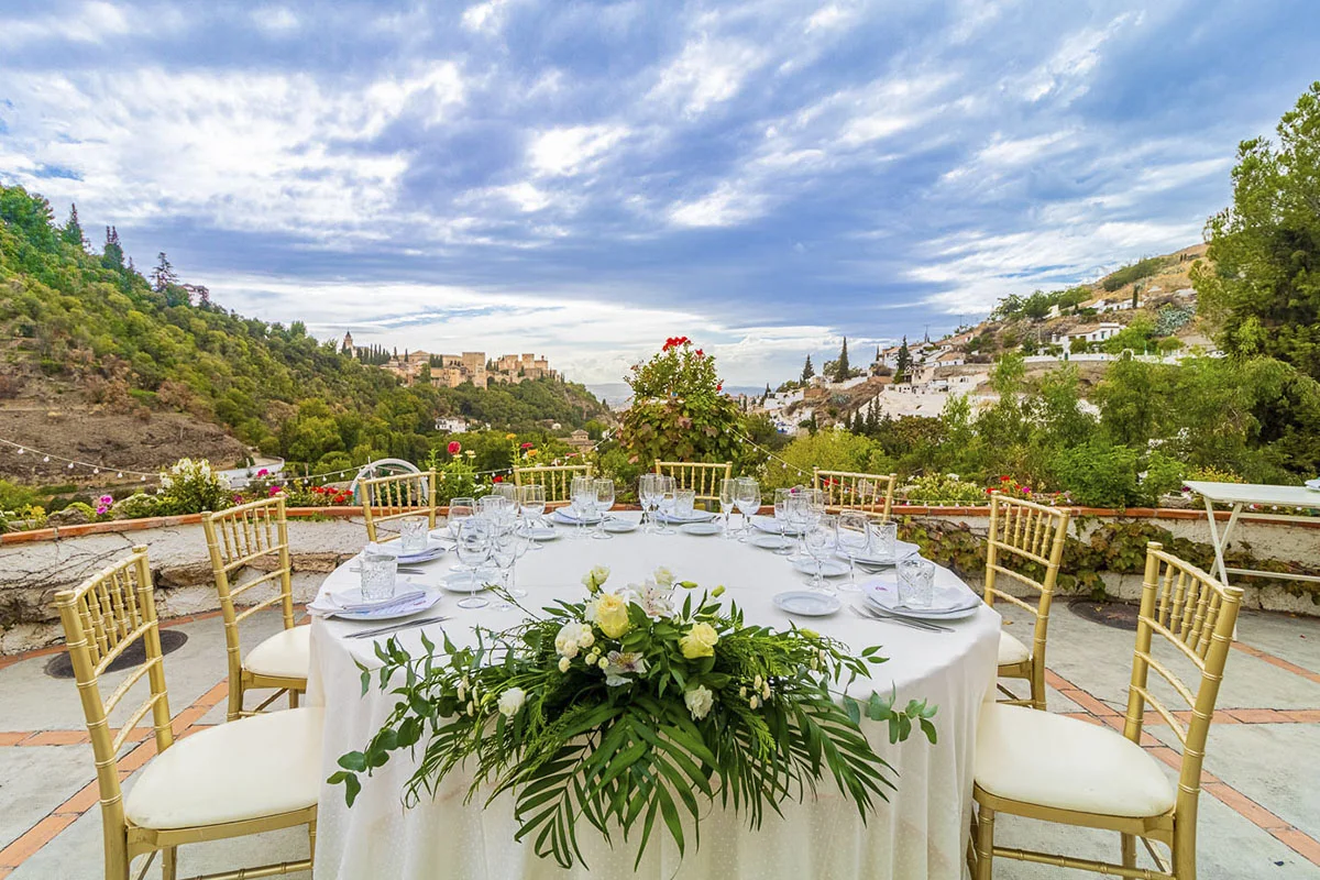 Mesa banquete para evento en terraza de La Chumbera