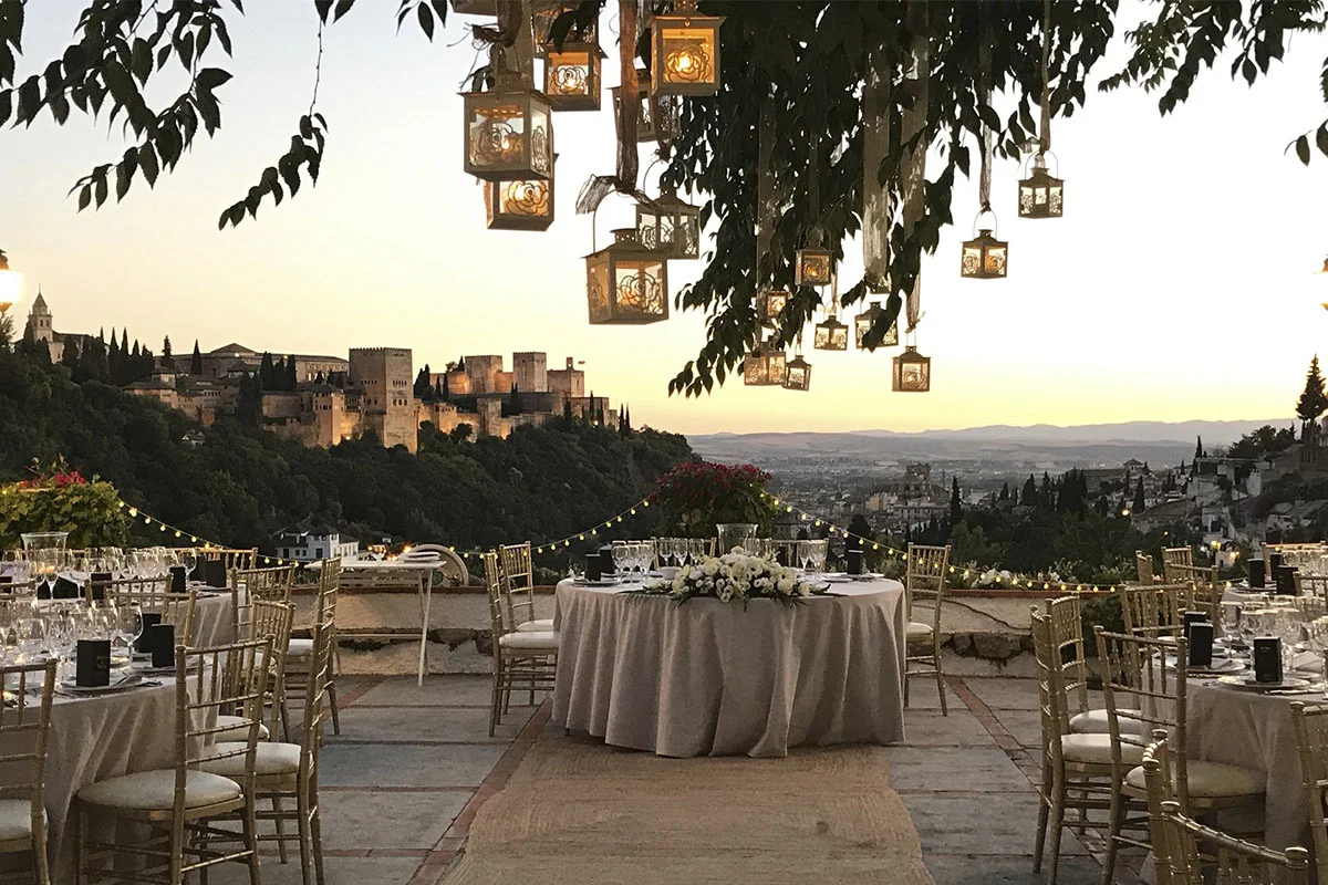 Banquete preparado para cena de gala con preciosa decoración y vistas a la Alhambrade Granada desde la Chumbera