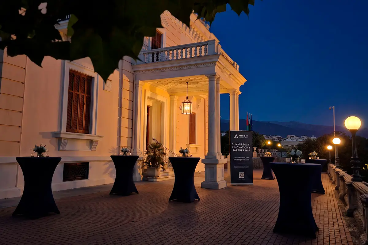 Cóctel de empresa al atardecer en Quinta Alegre Mesas altas preparadas para celebrar cóctel de empresa al atardecer en la entrada del Palacio de Quinta alegre
