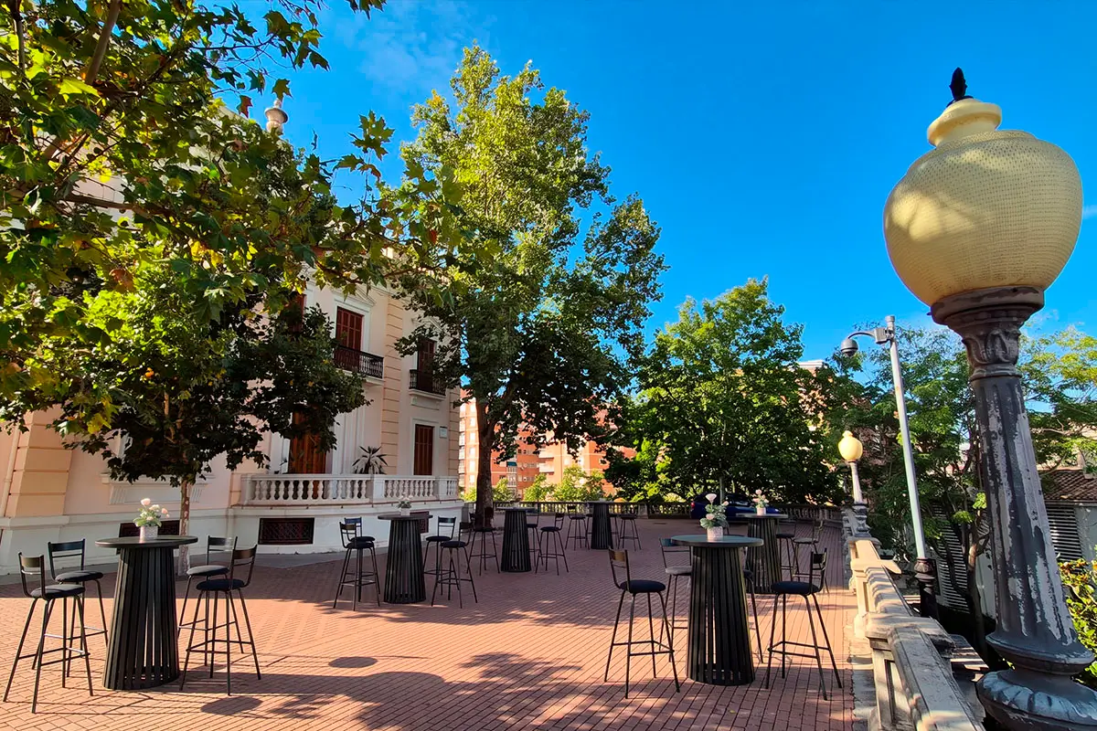 Cóctel de empresa en terraza del Palacio Quinta Alegre Montaje con mesas altas en la terraza del Palacio de Quinta Alegre para celebración de cóctel de empresa vip