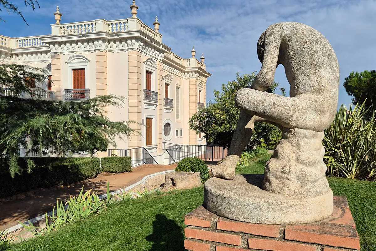Estatua, jardines y Palacio Quinta Alegre al fondo Vista de estatua situada en uno de los jardines del Palacio de Quinta Alegre, donde observamos también al fondo parte del mismo