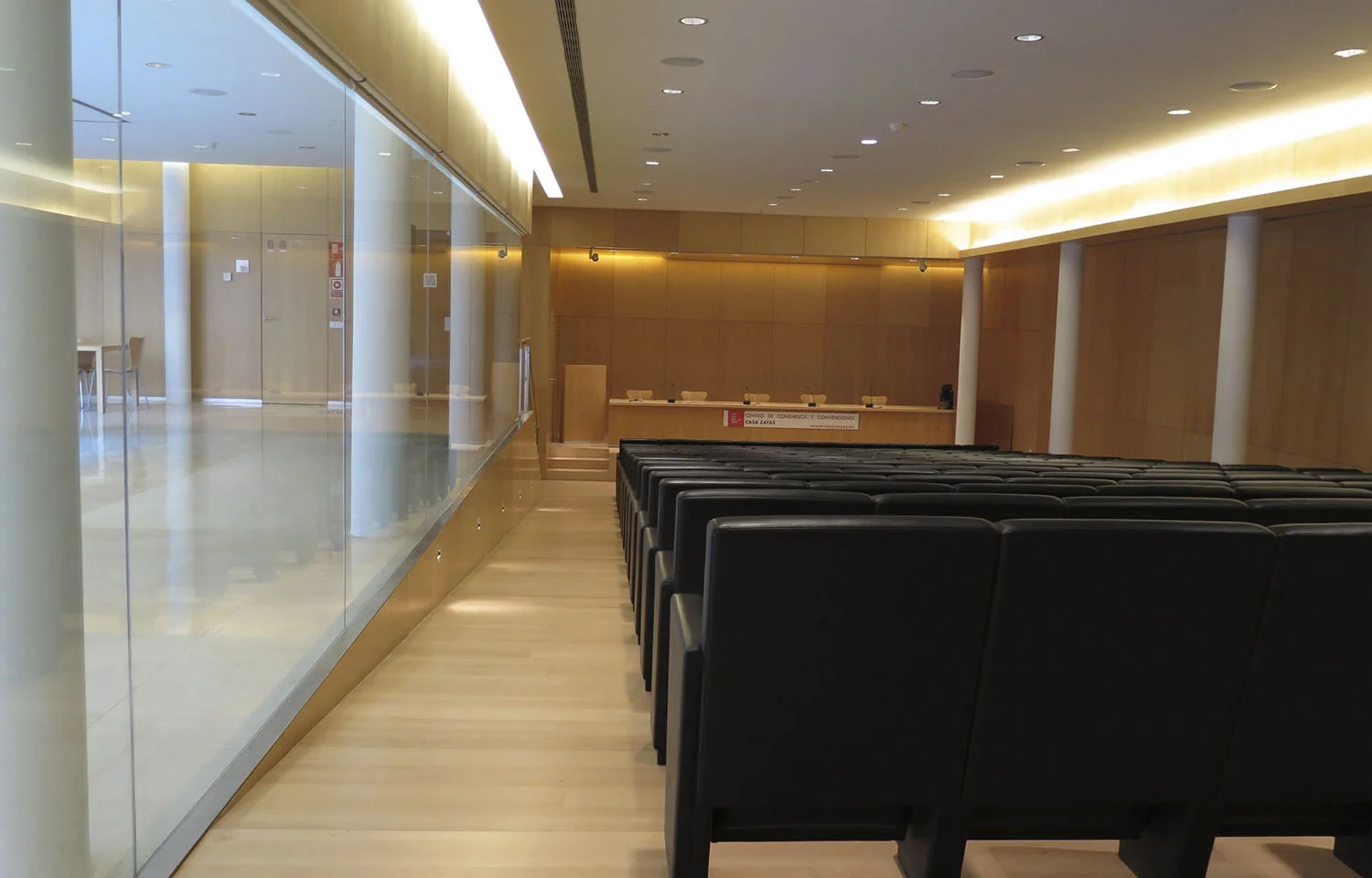 Vista de asiento del auditorio de casa zayas y cristalera lateral
