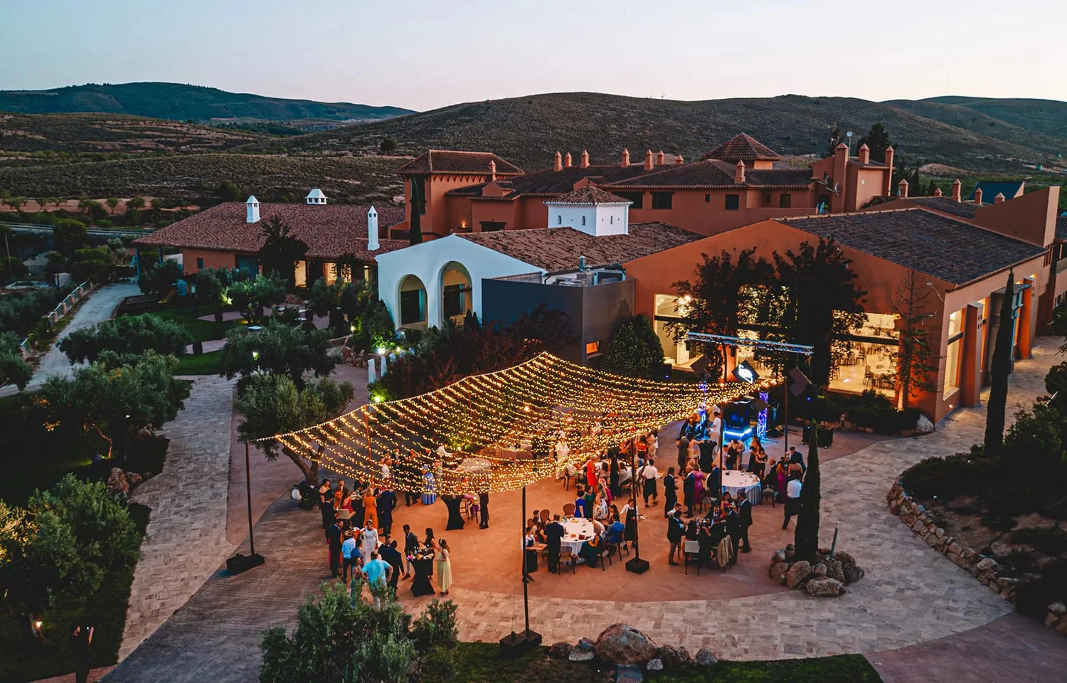 Vista aérea de evento al atardecer al aire libre en Hacienda Señorío de Nevada