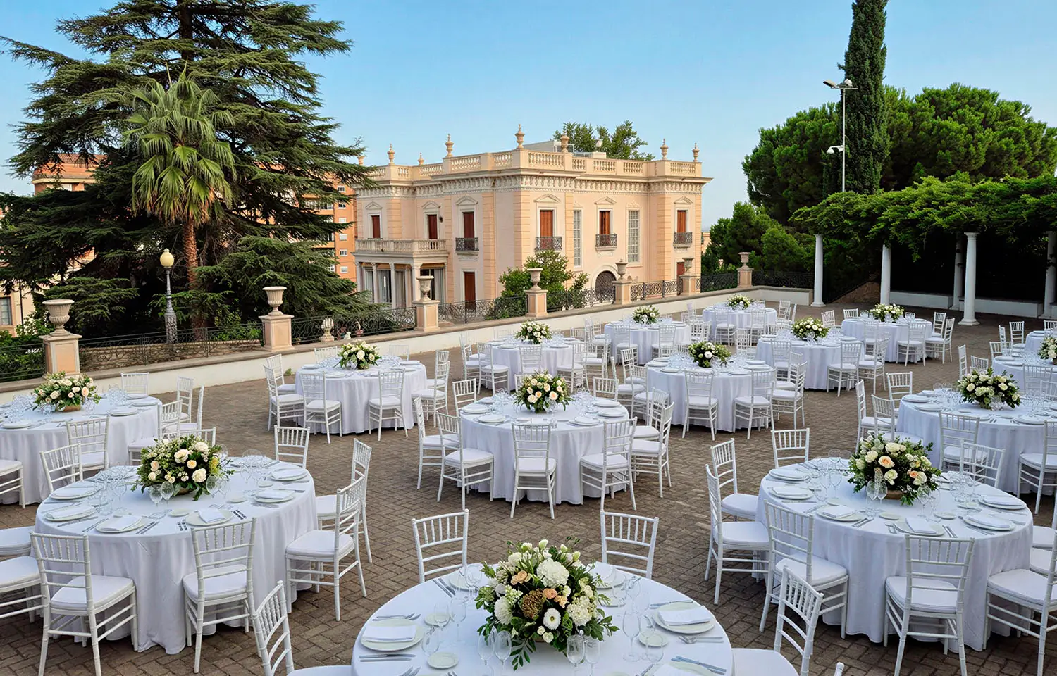 Montaje de mesas y sillas para celebración de banquete al aire libre en la terraza del Palacio de Quinta Alegre en Granada