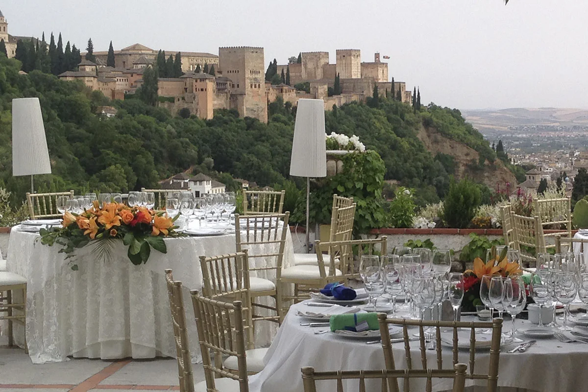 Montaje para banquete de cena gala frente a la Alhambra en La Chumbera