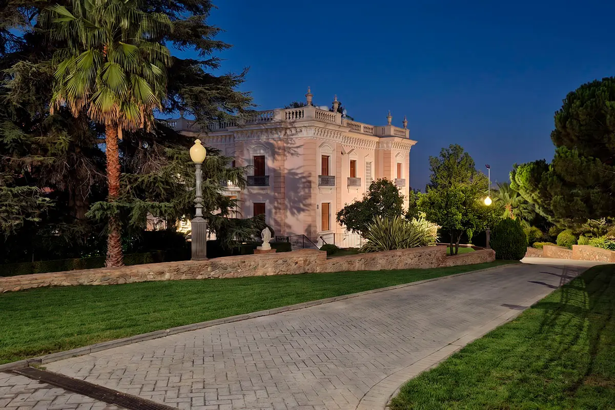Palacio de Quinta Alegre iluminado al anochecer Vista del camino, jardines y Palacio de Quinta Alegre iluminado al anochecer tras albergar un evento corporativo