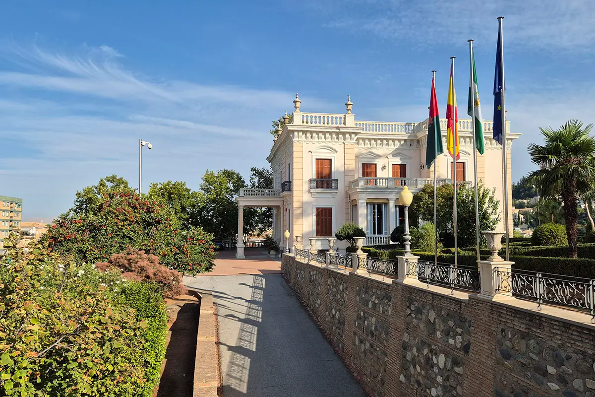Fotografía del Palacio de Quinta Alegre tomada desde la pasarela Vista lateral del Palacio de Quinta Alegre donde se observa la cuesta de acceso y parte de los jardines