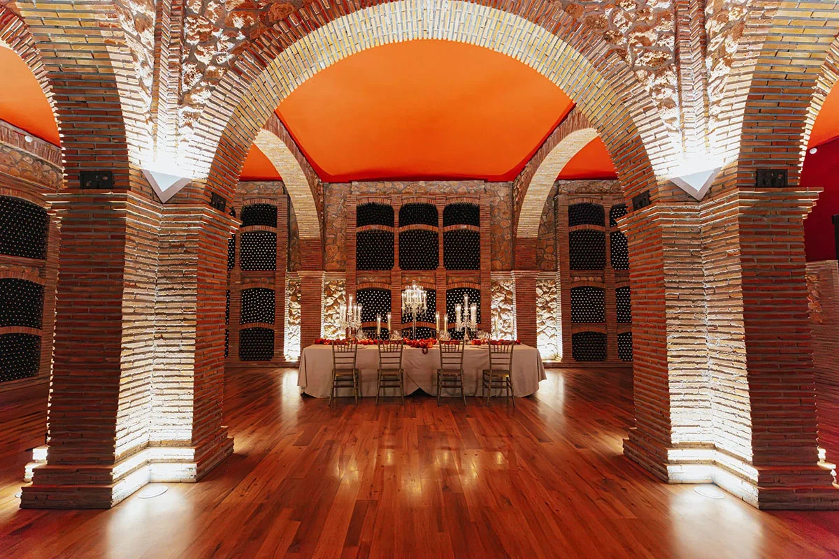 Salón Crianza de la Hacienda Señorío de Nevada con montaje al fondo de mesa para evento corporativo