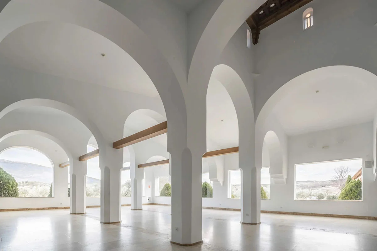 Interior del Salón Mudejar de la Hacienda Señorío de Nevada diáfano y vacio