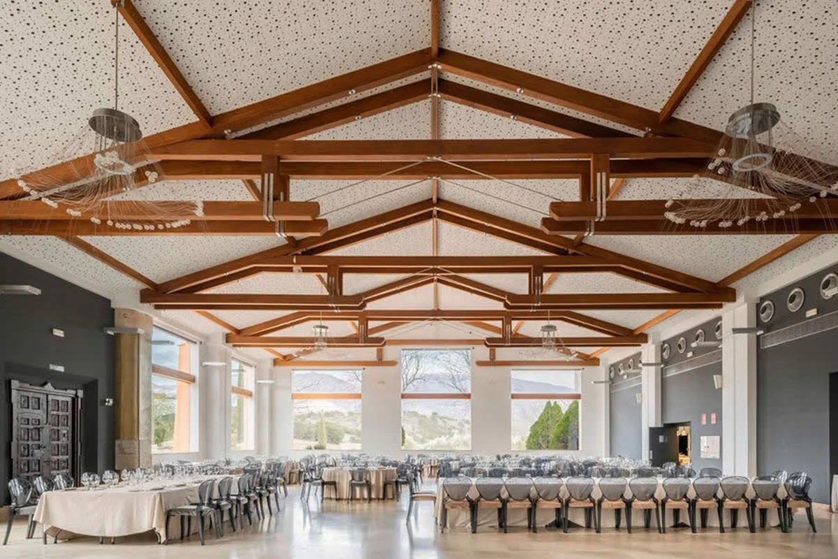 Salón Romano de la Hacienda Señorío de Nevada preparado para celebración de cena de gala, con montaje de mesas y sillas para banquete