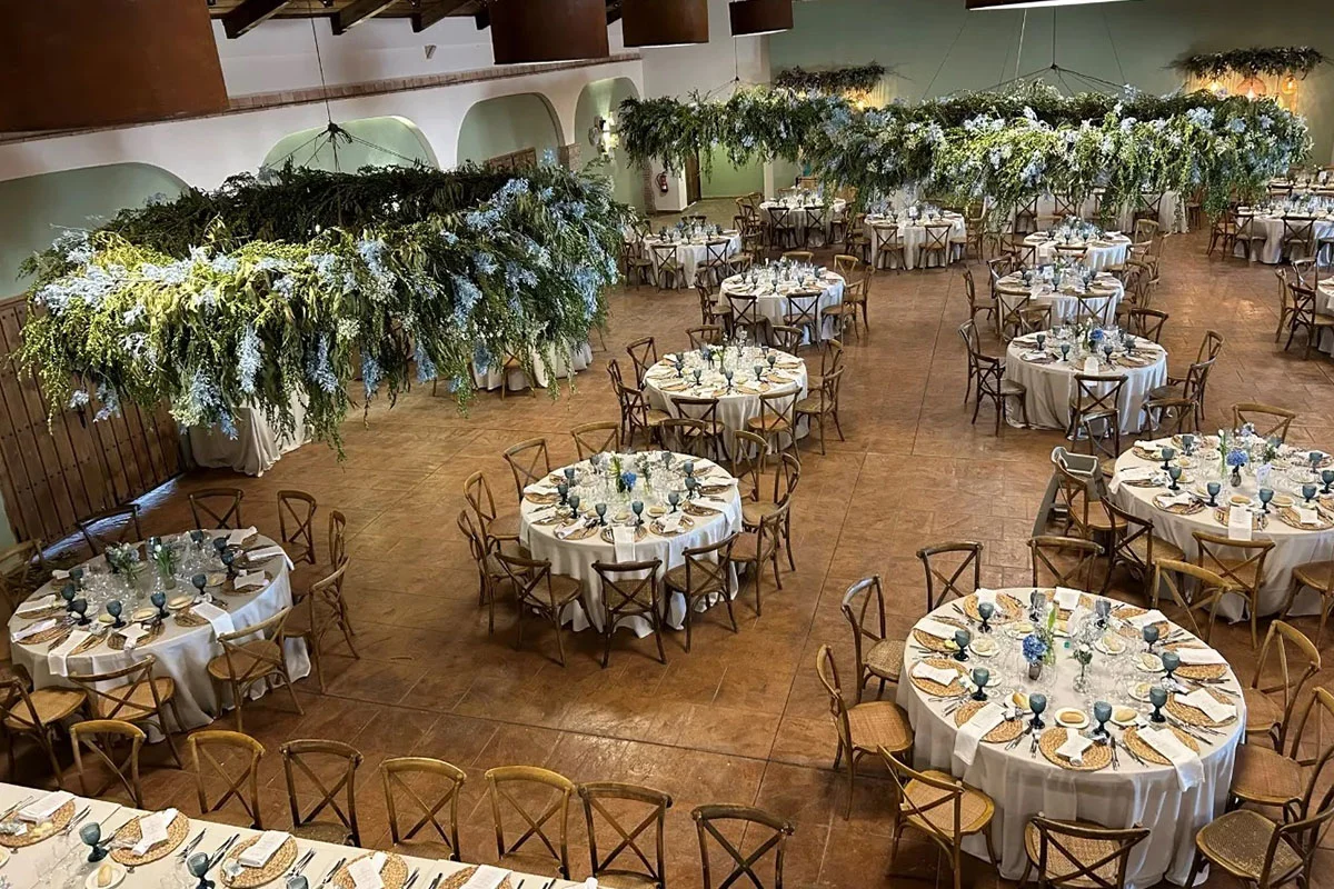 Montaje de mesas y sillas para banquete en un salón de eventos
