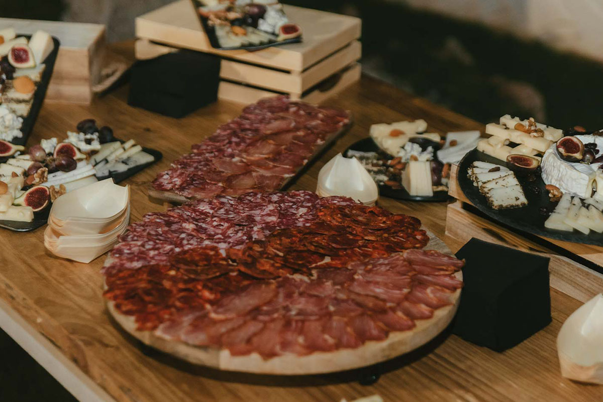 Bandeja con chacinas, quesos y demás aperitivos en buffet de empresa