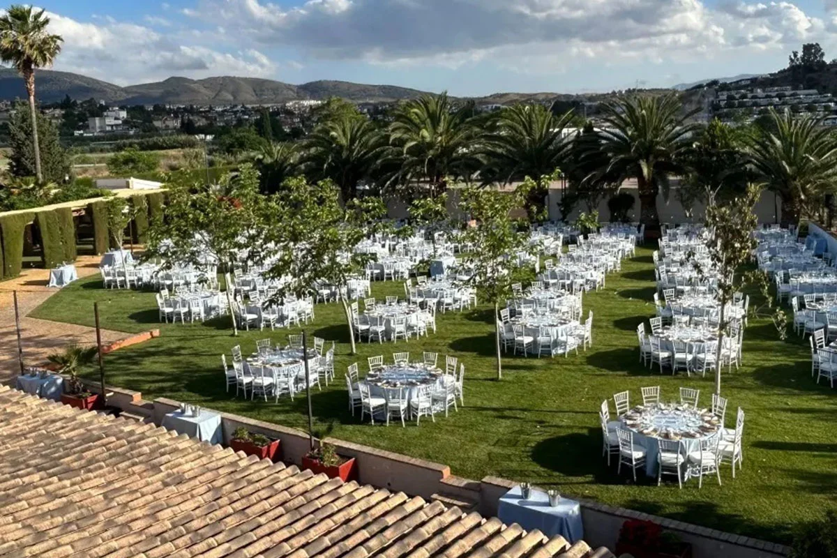 Vista aérea de montaje para cena de gala en el jardín