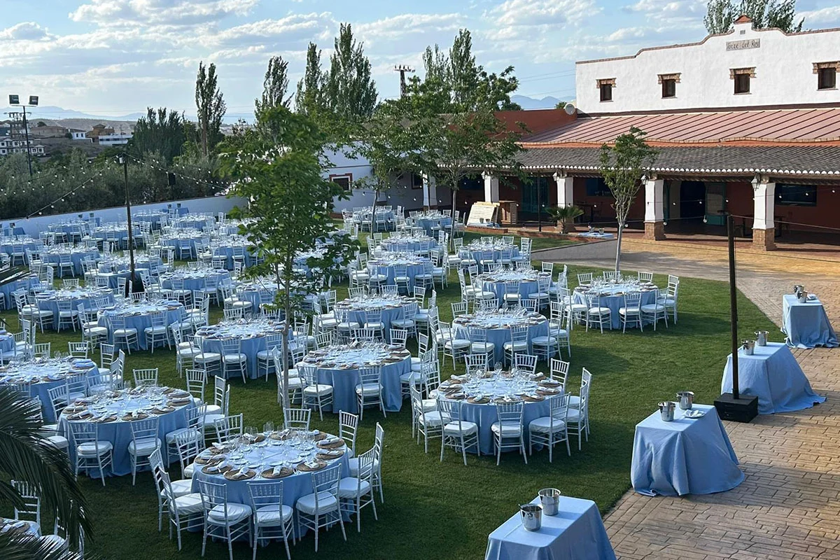 Mesas preparadas para cena de gala en el jardín de Torre del Rey