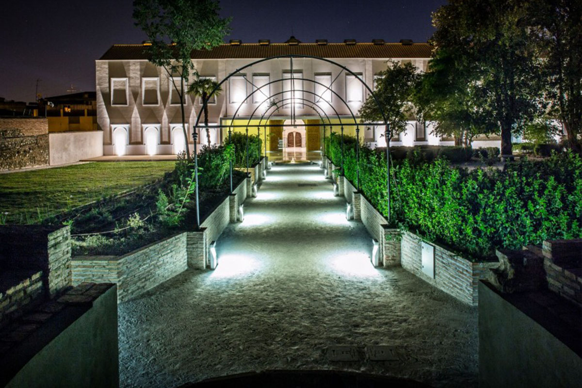 Jardines y al final la puerta de acceso al cuarto real de santo domingo, vista nocturana