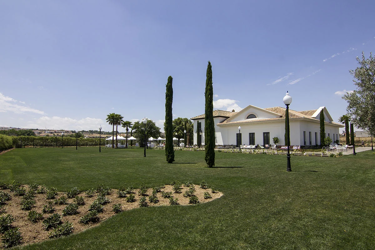 Cortijo Viñas de Belén en Ogijares, Granada. Vista exterior de jardines y casa