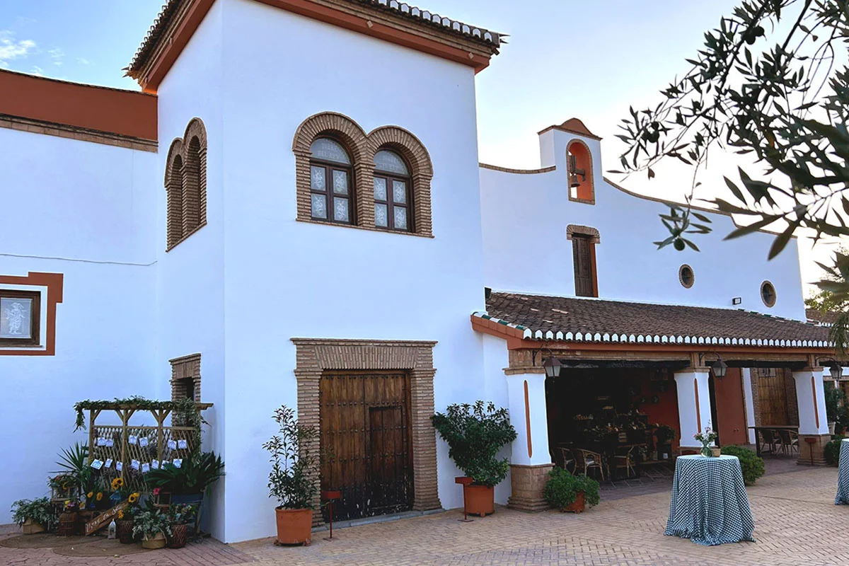 Fachada principal de la Hacienda Torre del Rey