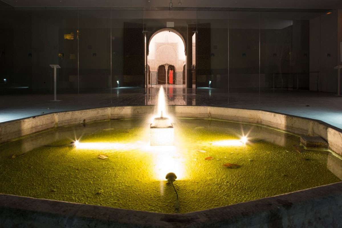 Fuente en la entrada del Cuarto Real de Santo Domingo y al fondo puerta abierta nazarí