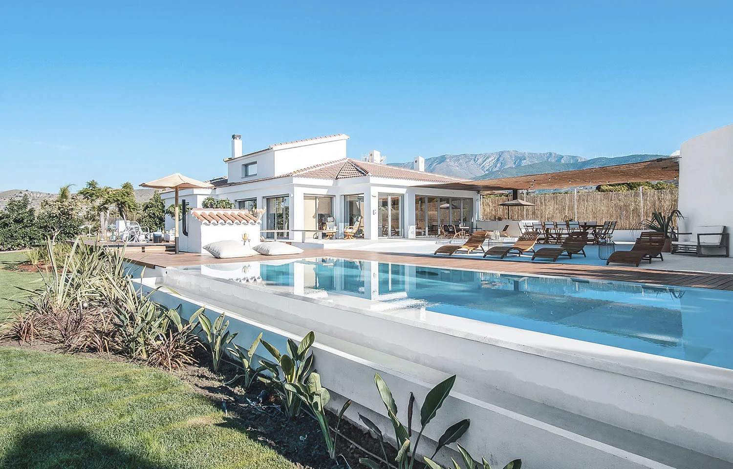 Finca Yantar con vista de la piscina, terraza, jardín y alojamiento